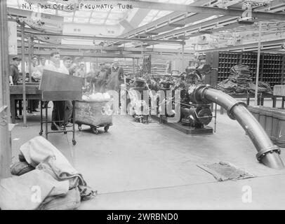 N.Y. Post Office, Pneumatic Tube, la fotografia mostra il Pennsylvania Terminal Post Office (General Post Office Building), ora chiamato James A. Farley Building, situato al 421 di Eighth Avenue, New York City., tra ca. 1914 e ca. 1915, Glass negative, 1 negativo: Glass Foto Stock