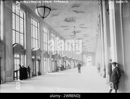 Ufficio postale di New York, corridoio principale, la fotografia mostra il Pennsylvania Terminal Post Office (General Post Office Building), ora chiamato James A. Farley Building, situato al 421 di Eighth Avenue, New York City., tra ca. 1914 e ca. 1915, Glass negative, 1 negativo: Glass Foto Stock