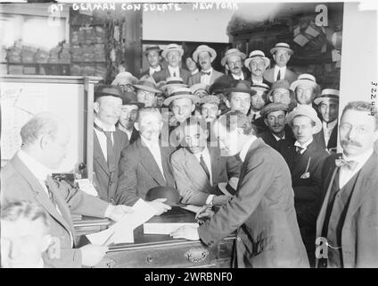 Al Consolato tedesco di New York, la fotografia mostra i tedeschi americani al Consolato tedesco di New York come parte della mobilitazione tedesca prima della prima guerra mondiale, 1914 aprile o maggio, guerra mondiale, 1914-1918, Glass negative, 1 negative: Glass Foto Stock