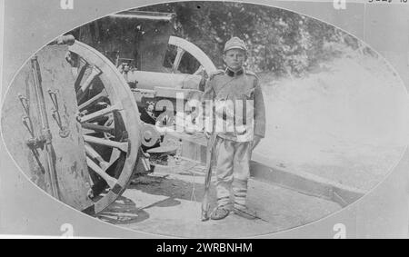 La fotografia mostra un bambino soldato serbo in uniforme durante la prima guerra mondiale, a Belgrado, in Serbia. 1914 e ca. 1915, Guerra Mondiale, 1914-1918, Glass negative, 1 negativo: Vetro Foto Stock