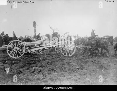 Nuova pistola d'assedio francese, la fotografia mostra i cavalli che tirano una pistola durante la prima guerra mondiale, Parigi, Francia. 1914 e ca. 1915, Guerra Mondiale, 1914-1918, Glass negative, 1 negativo: Vetro Foto Stock