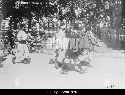 Turcos feriti a Parigi, la fotografia mostra i tirailleurs algerini (soldati di fanteria) feriti a Parigi, Francia, durante la prima guerra mondiale, tra il 1914 e il 1918, guerra mondiale, 1914-1918, Glass negative, 1 negative: Vetro Foto Stock