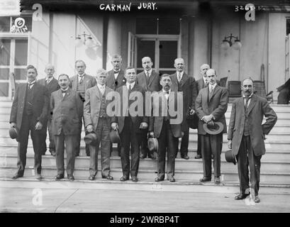 Giuria Carman, la fotografia mostra i membri della giuria nel processo del 1914 contro la signora Florence Conklin Carman per l'omicidio di Lulu Bailey. La giuria comprendeva il caposquadra, Robert F. Ludlam, in piedi a sinistra e Alois Angler, Frank D. Mount, William G. Hovey, March Gottsch, Alvin W. Smith, James V.Giraud, Jacob Anton, John H. Molyneaux, Joseph H. Ashton, Eugene E. Carpenter e Charles D. Stryker. Il processo si tenne presso l'Old Nassau Courthouse, Mineola, Long Island, New York., 1914, lati negativi del vetro, 1 negativo: vetro Foto Stock