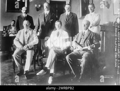 Federal Reserve Board: P. Warburg, J.S. Williams, W.H.G. Harding, A.C. Miller, C.S. Hamlin, W.G. McAdoo, Fred. Delano, la fotografia mostra il banchiere Paul Moritz Warburg (1868-1932); John Skelton Williams (1865-1926); il banchiere William Proctor Gould Harding (1864-1930) Foto Stock