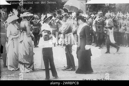 Addio del Kaiser, la fotografia mostra (da sinistra): Principessa Viktoria Luisa di Prussia (1892-1980), principessa ereditaria Cecilia di Meclemburgo-Schwerin (1886-1954), moglie di Federico Guglielmo (1882-1951); e principessa Sofia Carlotta di Prussia (1879-1964), moglie del principe Eitel Fritz. Il ragazzo è il principe Luigi Ferdinando o il principe Guglielmo (1907-1994), figlio della coppia corona. 1910 e ca. 1915, Glass negative, 1 negativo: Glass Foto Stock