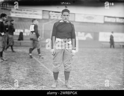 Spigel, ovvero Spiegel, la fotografia mostra Johnny Spiegel, un giocatore di halfback football della squadra del Washington & Jefferson College che giocò contro la Rutgers University al Polo Grounds di New York City il 28 novembre 1914., 1914 novembre 28, Glass negative, 1 negative: Glass Foto Stock