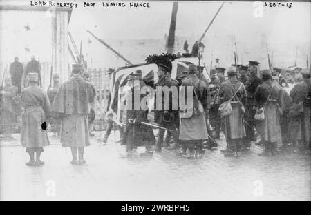 Il corpo di Lord Roberts che lascia la Francia, la fotografia mostra la bara con il corpo di Frederick Sleigh Roberts, i conte Roberts, morto in Francia durante una visita ai soldati indiani che combattevano nella prima guerra mondiale, tra ca. 1910 e ca. 1915, Guerra Mondiale, 1914-1918, Glass negative, 1 negativo: Vetro Foto Stock