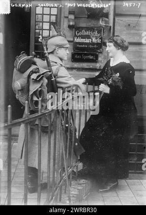 La fotografia di Auf Wiedersehen, soldato tedesco, mostra un soldato tedesco che dice addio ad una donna, di fronte alla Gotha Carbonic Acid Plant, durante la prima guerra mondiale, 1915 gennaio 27, Guerra Mondiale, 1914-1918, Glass negatives, 1 negativo: vetro Foto Stock