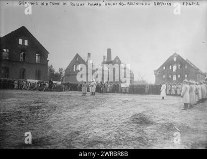 Tedeschi in una città della Polonia russa che svolge funzioni religiose, la fotografia mostra i soldati tedeschi che svolgono un servizio in Polonia durante la prima guerra mondiale, tra il 1914 e CA. 1915, Guerra Mondiale, 1914-1918, Glass negative, 1 negativo: Vetro Foto Stock