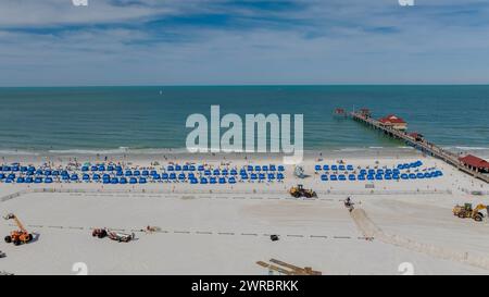 Clearwater Beach, Florida, Stati Uniti. 11 marzo 2024. Catturando la vibrante pausa primaverile di Clearwater Beach dall'alto, la prospettiva di un drone rivela spiagge baciate dal sole, folle vivaci e naviganti gioiosi che assaporano il calore di una perfetta giornata primaverile. (Credit Image: © Walter G Arce Sr Grindstone medi/ASP) SOLO PER USO EDITORIALE! Non per USO commerciale! Foto Stock