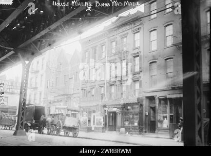 Casa dove è stata fatta la bomba, la fotografia mostra 1341 Third Avenue, New York City, che è stata affittata dagli anarchici italiani che hanno piazzato una bomba a St Patricks Cathedral on March 2, 1915., 1915 March 2, Glass negative, 1 negative: Glass Foto Stock