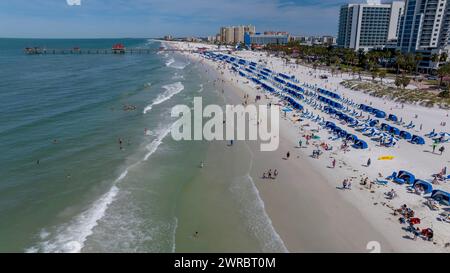 Clearwater Beach, Florida, Stati Uniti. 11 marzo 2024. Catturando la vibrante pausa primaverile di Clearwater Beach dall'alto, la prospettiva di un drone rivela spiagge baciate dal sole, folle vivaci e naviganti gioiosi che assaporano il calore di una perfetta giornata primaverile. (Credit Image: © Walter G Arce Sr Grindstone medi/ASP) SOLO PER USO EDITORIALE! Non per USO commerciale! Foto Stock