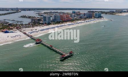 Clearwater Beach, Florida, Stati Uniti. 11 marzo 2024. Catturando la vibrante pausa primaverile di Clearwater Beach dall'alto, la prospettiva di un drone rivela spiagge baciate dal sole, folle vivaci e naviganti gioiosi che assaporano il calore di una perfetta giornata primaverile. (Credit Image: © Walter G Arce Sr Grindstone medi/ASP) SOLO PER USO EDITORIALE! Non per USO commerciale! Foto Stock