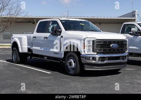 Plainfield - 10 marzo 2024: Esposizione Ford F-350 DRW 4X4 CREW Cab presso una concessionaria. Ford offre anche il modello F350 con ruota posteriore singola e cabina standard. MIO:2 Foto Stock