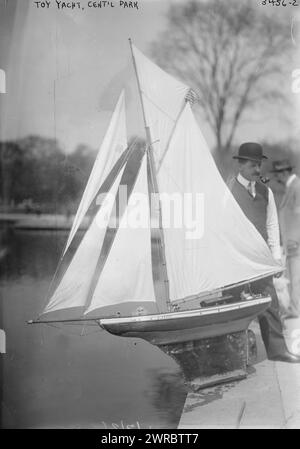 Yacht giocattolo, Cent'l Central Park, la fotografia mostra un uomo con un modello di yacht (gaff cutter) al Conservatory Lake, Central Park, New York City., tra circa 1910 e ca. 1915, Glass negative, 1 negativo: Glass Foto Stock