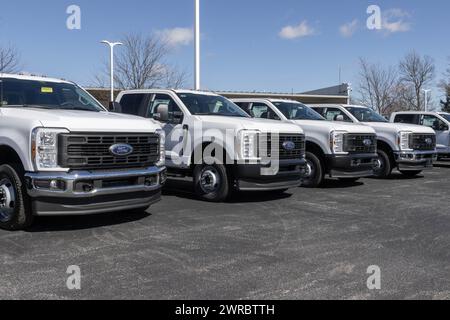 Plainfield - 10 marzo 2024: Esposizione di veicoli Ford per impieghi medi presso una concessionaria. I veicoli Ford includono F-250, F-350, F-450, F-550, F-650, F-600 e F-7 Foto Stock