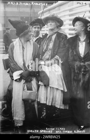 Signora B. Forbes Robertson, la fotografia mostra la signora Beatrice Forbes Robertson-Hale (1883-1967), Evelyn Garnaut Smalley (m. 1938) e la signora I.. Forbes Robertson seduto con l'attrice Ellen Terry (1847-1928) sulla copertina americana The 'New York'., 1915 maggio 2, Glass negatives, 1 negative: Glass Foto Stock