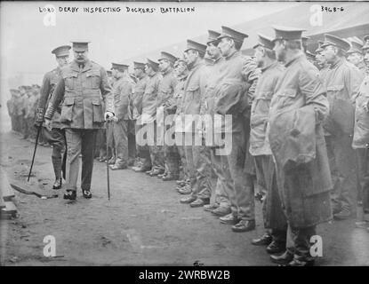 Lord Derby ispezionando Dockers' Battalion, la fotografia mostra Edward George Villiers Stanley (Lord Stanley), il XVII conte di Derby (1865-1948), un politico e soldato conservatore britannico. 1910 e ca. 1915, Glass negative, 1 negativo: Glass Foto Stock