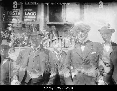 Luis Izquierdo, Augusto Villanueva, Henry P. Fletcher, W.D. Straight, la fotografia mostra Henry P. Fletcher, ambasciatore degli Stati Uniti in Cile dal 1910 al 1916 con l'ex ministro degli Esteri cileno Luis Izquierdo e Augusto Villanueva, direttore generale della Banca del Cile. Gli uomini si trovavano a New York sulla strada per la Pan American Financial Conference il 24 maggio 1915 a Washington. Raffigurato anche il banchiere e diplomatico Willard D. Straight (1880-1918), un membro del comitato che incontra i delegati della conferenza., 1915 maggio 14, Glass negatives Foto Stock