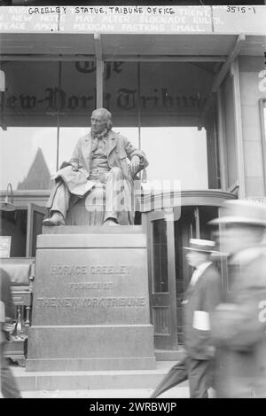 Statua di Horace Greeley, ufficio del Tribune, la fotografia mostra la statua di Horace Greeley all'ingresso del Tribune Building, New York City. La statua si trova ora nel Greeley Square Park. L'immagine mostra anche i titoli delle notizie dipinti sopra l'ingresso dell'edificio., tra ca. 1910 e ca. 1915, Glass negative, 1 negativo: Glass Foto Stock