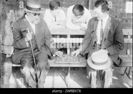 Giardino sul tetto per non vedenti, la fotografia mostra gli uomini che giocano a dama, probabilmente nel giardino sul tetto dell'edificio della Bank of the United States al 77 di Delancey Street, New York City. Il fondatore della banca Joseph S. Marcus ha creato il giardino per l'Associazione ebraica per i ciechi; ha aperto nel giugno 1915., 1915?, Glass negatives, 1 negativo: Vetro Foto Stock