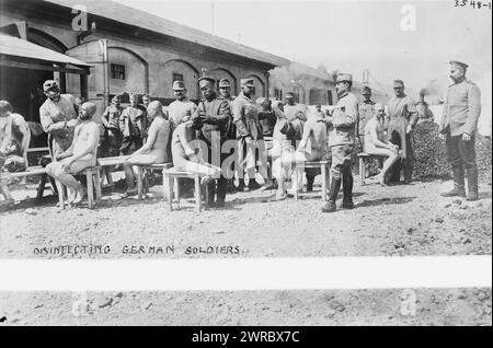 Disinfettando i soldati tedeschi, la fotografia mostra i soldati tedeschi che hanno rasato la testa durante la prima guerra mondiale, tra il 1914 e ca. 1915, Guerra Mondiale, 1914-1918, Glass negative, 1 negativo: Vetro Foto Stock