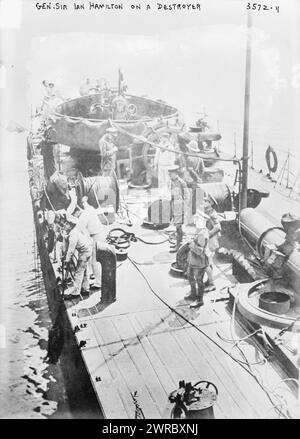 Generale Sir Ian Hamilton su un cacciatorpediniere, la fotografia mostra Sir Ian Standish Monteith Hamilton (1853-1947), un generale dell'esercito britannico il ponte di una nave con altri., tra ca. 1910 e ca. 1915, Guerra Mondiale, 1914-1918, Glass negative, 1 negativo: Vetro Foto Stock