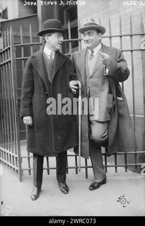 John Brown e Caruso, la fotografia mostra John Brown, Business Comptroller del Metropolitan Opera di New York con il cantante d'opera Enrico Caruso. 1910 e ca. 1915, Glass negative, 1 negativo: Glass Foto Stock