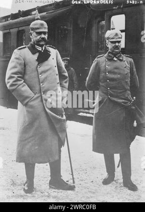 Gen. Von Hindenburg, Gen. Von Ludendorff, la fotografia mostra Paul von Hindenburg (1847-1934), e Erich Friedrich Wilhelm Ludendorff (1865-1937). 1910 e ca. 1915, Glass negative, 1 negativo: Glass Foto Stock