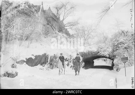 Central Park, la fotografia mostra uomini a cavallo a Central Park, New York, l'edificio Dakota sullo sfondo., tra ca. 1910 e ca. 1915, Glass negative, 1 negativo: Glass Foto Stock