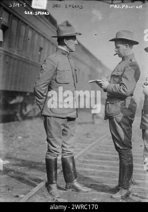 Gen. Speaks, Major. Palmer, la fotografia mostra il generale di brigata John C. Speaks (1859-1945), il comandante della seconda brigata, la Guardia Nazionale dell'Ohio, e il maggiore Robert D. Palmer, aiutante generale della Guardia Nazionale dell'Ohio durante lo sciopero dell'acciaio di Youngstown., 1916 gennaio 8, Glass negatives, 1 negative: Glass Foto Stock