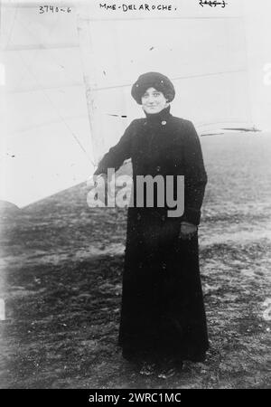 Mamma. La fotografia di Delaroche, cioè de Laroche, mostra Raymonde de de Laroche (1882-1919), pilota francese e la prima donna al mondo a ricevere la licenza di pilota di aereo. E' nata Elise Raymonde Deroche. 1915 e ca. 1920, Glass negative, 1 negativo: Glass Foto Stock