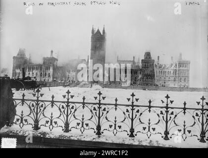 Rovine della sede del Parlamento, 2/4/16, la fotografia mostra le rovine del palazzo del Parlamento canadese a Ottawa dopo un incendio nel febbraio 1916., 2/4/16, Glass negative, 1 negative: Vetro Foto Stock