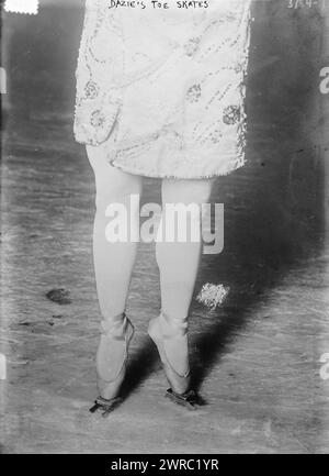 Dazie's Toe Skates, la fotografia mostra la ballerina Daisy Ann Peterkin (1884-1952), nota anche come Mademoiselle Dazie, che indossa pattini., tra ca. 1915 e ca. 1920, Glass negative, 1 negativo: Glass Foto Stock