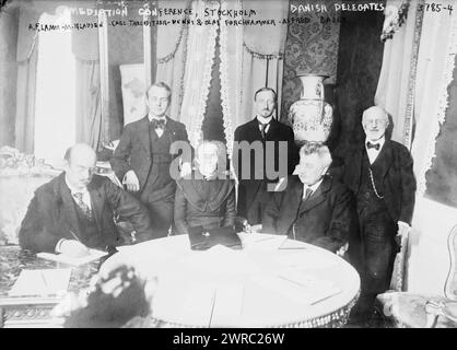 Delegati danesi, Mediation Conference, Stoccolma, A.F. Lamm, M. Klausen, Carl Thalbitzer, Henni & Olaf Forchhammer, Asfred Bajer, la fotografia mostra i delegati danesi Olaf Forchhammer (1881-1964), Aron Frederik Lamm (1856-1928), Asfred Bajer, Kristoffer Marqvard Klausen (1852-1924), Carl Tholbitzer e Henni Forchhammer. Insieme ad altri membri delle nazioni europee neutrali si incontrarono con la spedizione di pace Henry Ford a Stoccolma, in Svezia, e formarono la Conferenza per la mediazione continua nel febbraio 1916., 1916 Feb?, Glass negatives Foto Stock