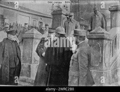 Gen. Joffre e Gen. Petain, la fotografia mostra il generale francese Joseph Jacques Césaire Joffre (1852-1931) che prestò servizio durante la prima guerra mondiale, tra ca. 1915 e ca. 1920, Glass negative, 1 negativo: Glass Foto Stock