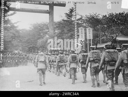 Giappone - i soldati partecipano al festival al santuario Yasukuni, tra ca. 1915 e ca. 1920, Glass negative, 1 negativo: Glass Foto Stock