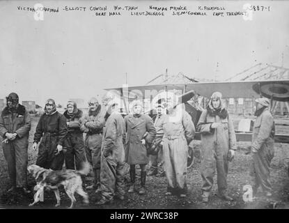 Victor Chapman, Elliott Cowdin, WM. Thaw, Norman Prince, K. Rockwell, Bert Hall, Lieut. Delnage, J.R. McConnell, capitano Thenault, la fotografia mostra i membri americani della Lafayette Escadrille, piloti americani che hanno volato missioni di combattimento per la Francia prima dell'entrata degli Stati Uniti nella prima guerra mondiale Piloti tra cui James Rogers McConnell (1887-1917) sono con il comandante Georges Thenault (1887-1948)., CA. 1915, Guerra Mondiale, 1914-1918, Glass negative, 1 negativo: Vetro Foto Stock