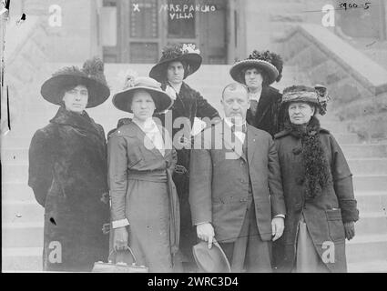 Signora Pancho Villa, la foto mostra la signora Luz Corral de Villa (ca. 1894-1981), moglie del generale Francisco 'Pancho' Villa (1878-1923). 1915 e ca. 1920, Glass negative, 1 negativo: Glass Foto Stock