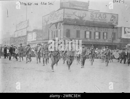 12th N.Y. su 23d St., la fotografia mostra la 12th New York Infantry della Guardia Nazionale a New York prima di dirigersi verso il confine messicano nel giugno 1916., 1916 luglio, Glass negative, 1 negative: Glass Foto Stock