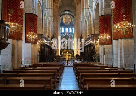 Navata e coro della Basilica di San Sernin con altare maggiore e baldacchino barocco sopra la tomba di San Saturnino sullo sfondo, Tolosa, Francia Foto Stock