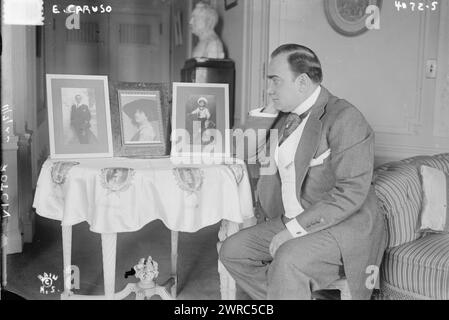 E. Caruso, la fotografia mostra il cantante d'opera Enrico Caruso (1873-1921). L'immagine incorniciata a sinistra mostra una fotografia del figlio maggiore di Caruso, Rodolfo, tra ca. 1915 e ca. 1920, Glass negative, 1 negativo: Glass Foto Stock