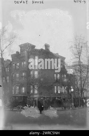 Casa di Dewey, la fotografia mostra la casa dell'ammiraglio George Dewey (1837-1917) al 1601 K Street, N.W., Washington, D.C. probabilmente fotografato in occasione del suo funerale il 20 gennaio 1917., 1917 gennaio. 20?, Glass negative, 1 negativo: Vetro Foto Stock