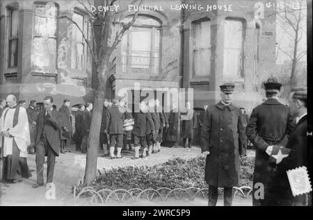 Dewey funerale lasciando casa, la fotografia mostra il funerale dell'ammiraglio George Dewey (1837-1917) nella sua casa a 1601 K. St., N.W., Washington, D.C. il 20 gennaio 1917., 1917 Jan. 20, Glass negatives, 1 negative: Glass Foto Stock