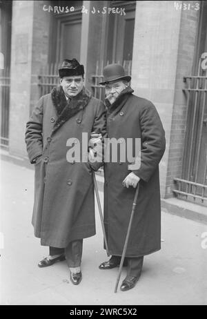 Caruso & J. Speck, la fotografia mostra il cantante d'opera italiano Enrico Caruso (1873-1921) con Jules Speck, il direttore di scena della Metropolitan Opera per opere francesi e italiane., tra ca. 1915 e ca. 1920, Glass negative, 1 negativo: Glass Foto Stock