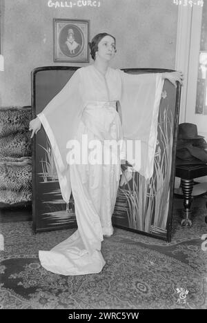 Galli-Curci, Photograph shows Italian coloratura soprano opera cantante Amelita Galli-Curci (1882-1963)., 1917 March 1, Glass negative, 1 negative: Glass Foto Stock