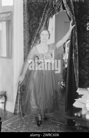 Galli-Curci, Photograph shows Italian coloratura soprano opera cantante Amelita Galli-Curci (1882-1963)., 1917 marzo, Glass negative, 1 negative: Glass Foto Stock