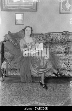 Galli-Curci, Photograph shows Italian coloratura soprano opera cantante Amelita Galli-Curci (1882-1963)., 1917 marzo, Glass negative, 1 negative: Glass Foto Stock