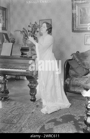 Galli-Curci, Photograph shows Italian coloratura soprano opera cantante Amelita Galli-Curci (1882-1963)., 1917 March 1, Glass negative, 1 negative: Glass Foto Stock