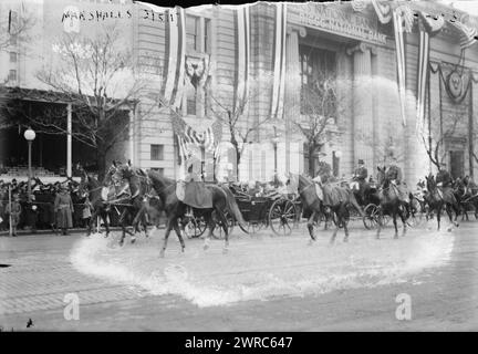 Marshalls, la fotografia mostra il vice presidente Thomas Riley Marshall in una carrozza, passando l'edificio della Riggs National Bank in Pennsylvania Avenue durante la parata per la seconda inaugurazione del presidente Woodrow Wilson., 1917 5 marzo, Glass negative, 1 negative: Glass Foto Stock